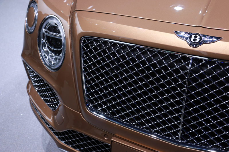 Illustration for article titled The Bentley Bentayga Has A Trunk Full Of Champagne And Diamonds In Its Clock